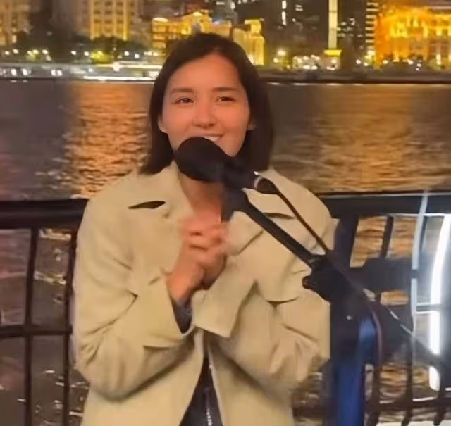 TVB混血女星在街頭賣唱,高顏值引圍觀,不受高層力捧拍劇機會少
