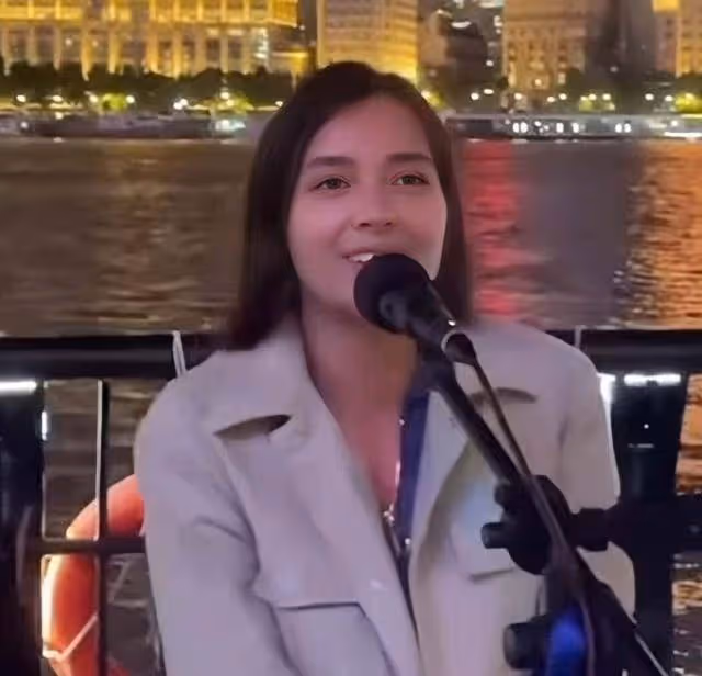 TVB混血女星在街頭賣唱,高顏值引圍觀,不受高層力捧拍劇機會少