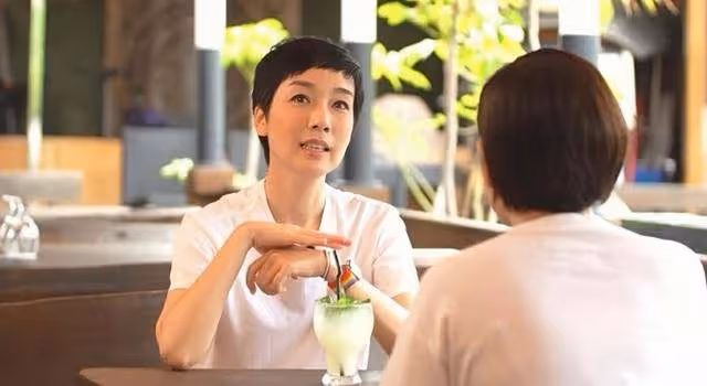 香港知名女星愛玩交友軟體,想約年輕壯男,離婚八年渴望新戀情