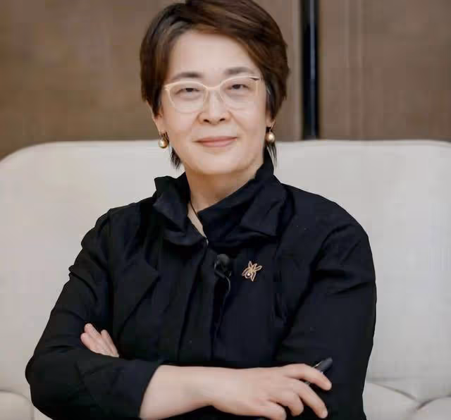 曾遭諷央視最丑主持,巔峰辭職領低保,59歲暴瘦讓人驚