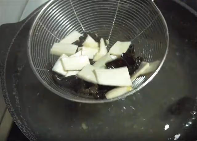 剛過完節不愛吃飯，教你用4種食材做小炒，脆嫩鮮香，沒肉也好吃