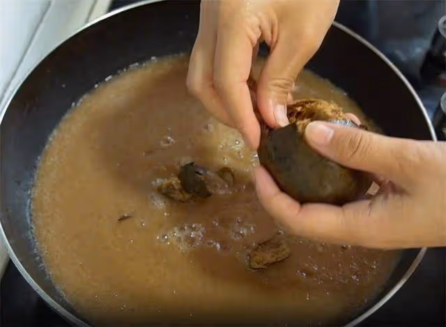 秋冬我家常備秋梨膏，不加糖不加水，簡單兩步就能做，潤肺又止咳
