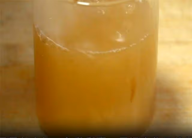 秋冬我家常備秋梨膏，不加糖不加水，簡單兩步就能做，潤肺又止咳