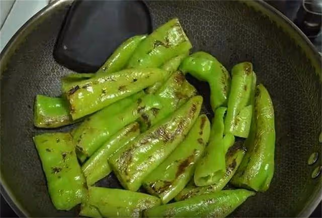 自從學會青椒這吃法，每次都吃光，上周吃了5次，香辣下飯比肉香