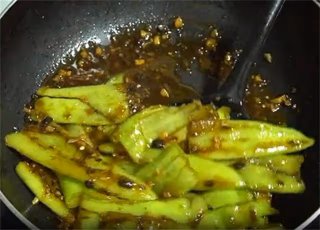 自從學會青椒這吃法，每次都吃光，上周吃了5次，香辣下飯比肉香