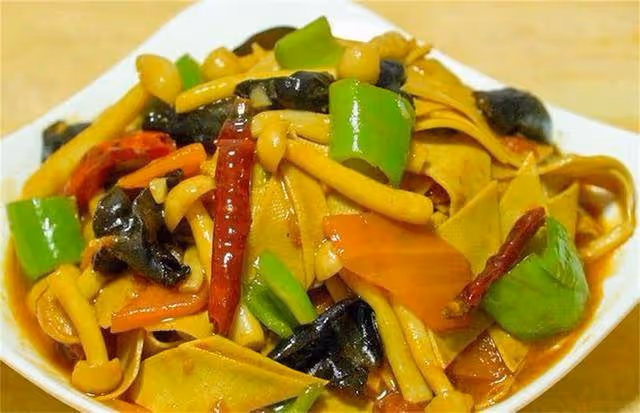 我家隔三差五就吃這盤豆腐皮，成本便宜做法簡單，綿軟鮮香又開胃