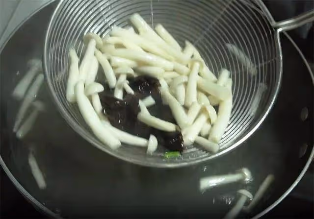 我家隔三差五就吃這盤豆腐皮，成本便宜做法簡單，綿軟鮮香又開胃