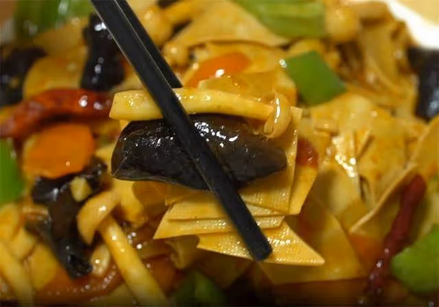 我家隔三差五就吃這盤豆腐皮,成本便宜做法簡單,綿軟鮮香又開胃