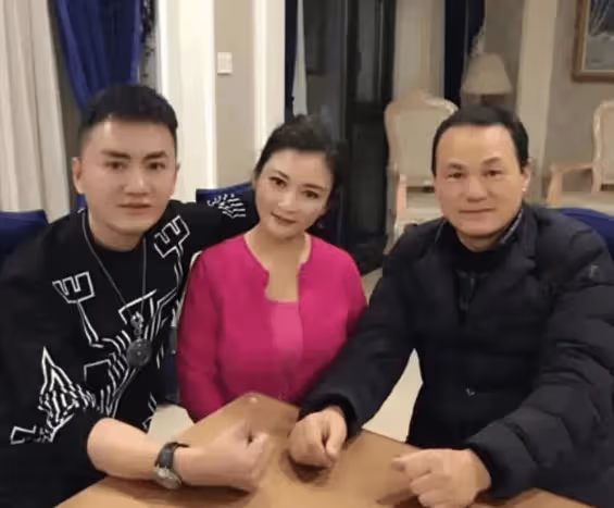 62歲歌手張行:因「流氓罪」入獄3年,與張也分手後,娶小27歲妻子,兒子15歲