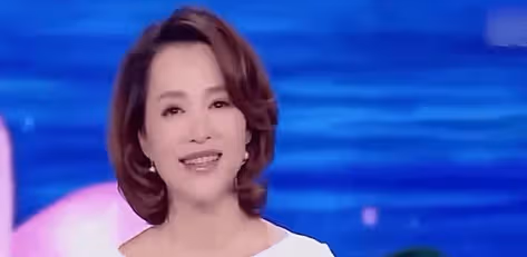 曾與董卿相戀同居6年,被稱是前央視一哥,現年過半百卻令人羨慕