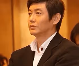 曾與董卿相戀同居6年,被稱是前央視一哥,現年過半百卻令人羨慕