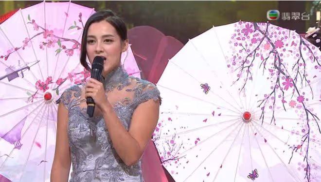 最美港姐謝嘉怡被指受TVB冷待！驚現上海11度戶外賣唱？冷的發抖！