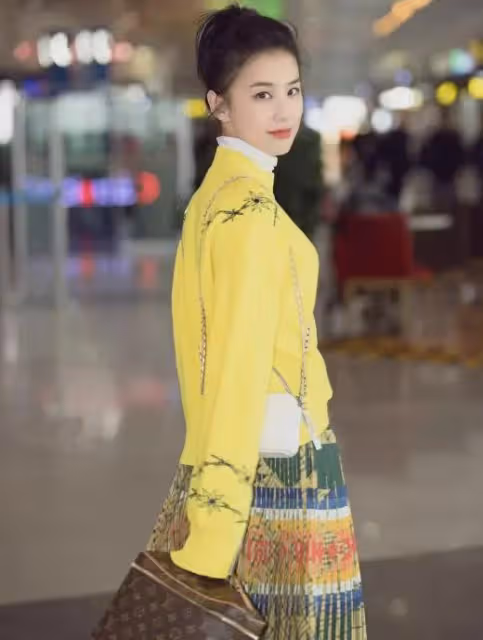黃聖依媽媽:女兒600萬把自己「賣了」,女婿又爹又癲,太難了!