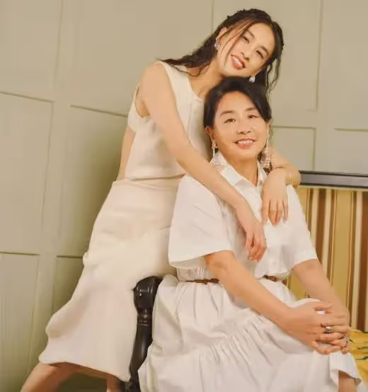 黃聖依媽媽:女兒600萬把自己「賣了」,女婿又爹又癲,太難了!