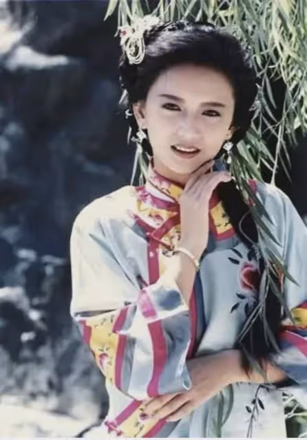 58歲曾華倩在線求工作,與梁朝偉分手36年後,被嘲「豪門棄婦」