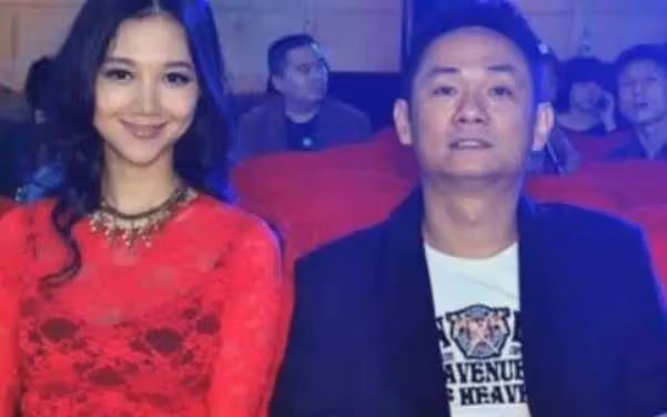 15年前他在愛妻葬禮上哭到昏厥,發誓永不再娶,如今他做到了嗎?