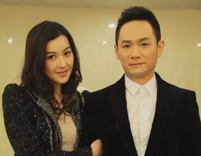 15年前他在愛妻葬禮上哭到昏厥,發誓永不再娶,如今他做到了嗎?