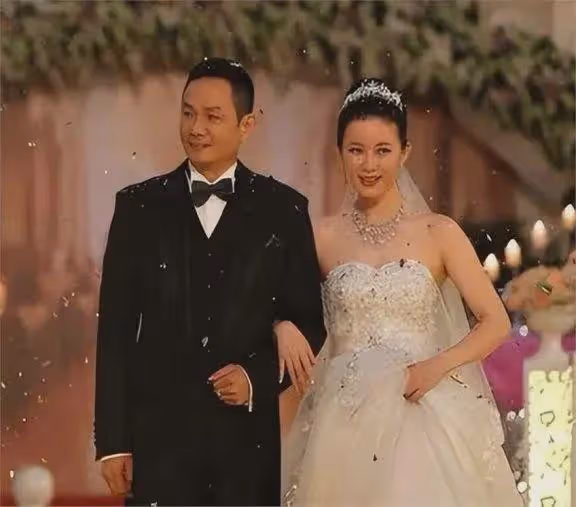 15年前他在愛妻葬禮上哭到昏厥,發誓永不再娶,如今他做到了嗎?