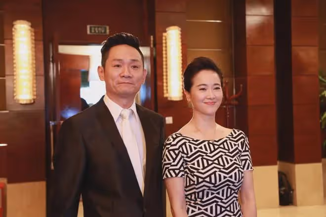 15年前他在愛妻葬禮上哭到昏厥,發誓永不再娶,如今他做到了嗎?