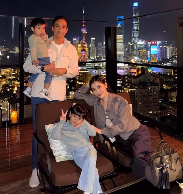劉德華千億富豪舅公露面,帶全家到上海度假,陪女兒慶祝36歲生日