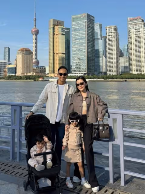劉德華千億富豪舅公露面,帶全家到上海度假,陪女兒慶祝36歲生日
