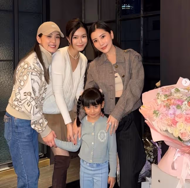 劉德華千億富豪舅公露面,帶全家到上海度假,陪女兒慶祝36歲生日