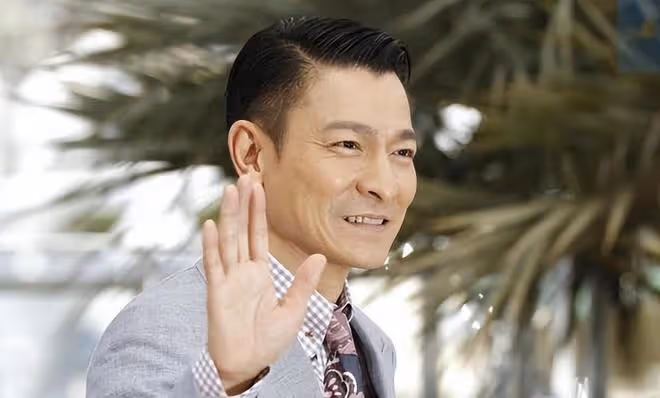 劉德華千億富豪舅公露面,帶全家到上海度假,陪女兒慶祝36歲生日