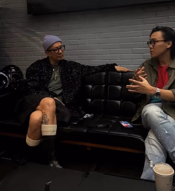 具俊曄成為C位導師,穿毛筒襪耍帥,酷酷的樣子像國際巨星