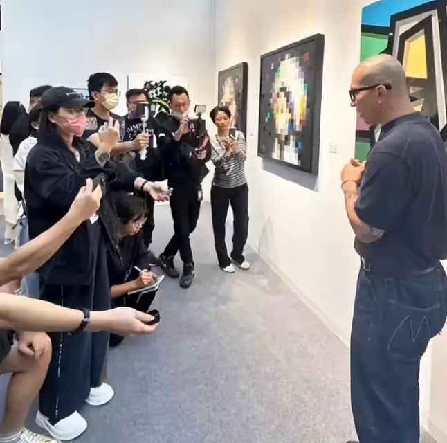 具俊曄成為C位導師,穿毛筒襪耍帥,酷酷的樣子像國際巨星