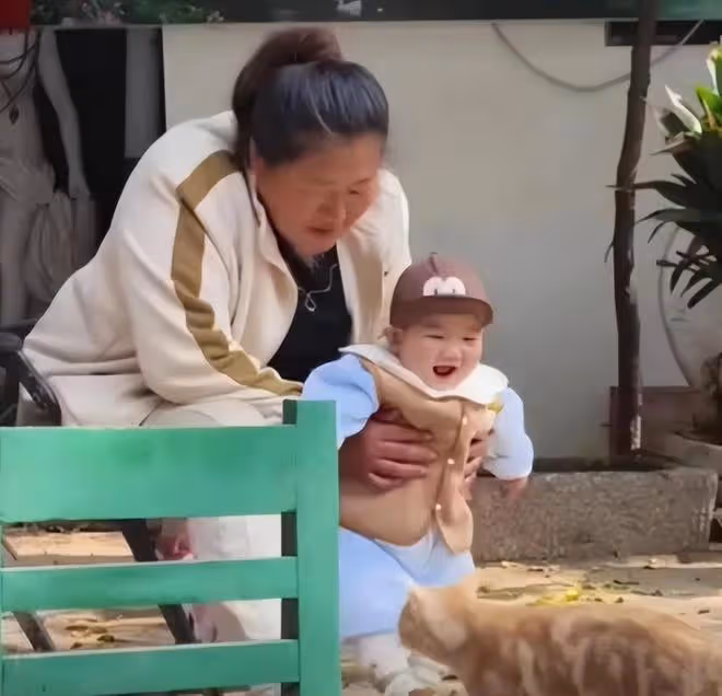 大衣嫂帶孫子又髒又亂，被嘲笑不會帶孩子，邋遢形象惹爭議