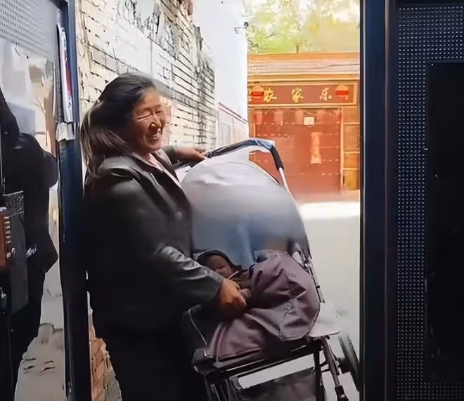 大衣嫂帶孫子又髒又亂，被嘲笑不會帶孩子，邋遢形象惹爭議