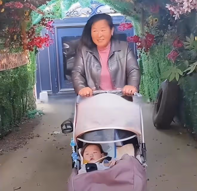 大衣嫂帶孫子又髒又亂，被嘲笑不會帶孩子，邋遢形象惹爭議