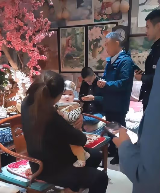 大衣嫂帶孫子又髒又亂，被嘲笑不會帶孩子，邋遢形象惹爭議