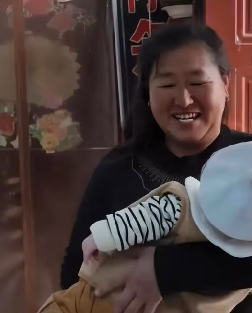 大衣嫂帶孫子又髒又亂，被嘲笑不會帶孩子，邋遢形象惹爭議