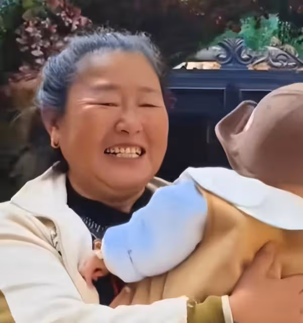 大衣嫂帶孫子又髒又亂，被嘲笑不會帶孩子，邋遢形象惹爭議