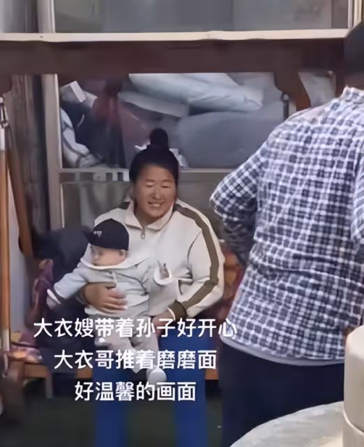 大衣嫂帶孫子又髒又亂，被嘲笑不會帶孩子，邋遢形象惹爭議