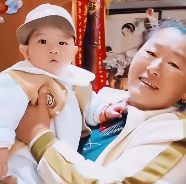 大衣嫂帶孫子又髒又亂,被嘲笑不會帶孩子,邋遢形象惹爭議