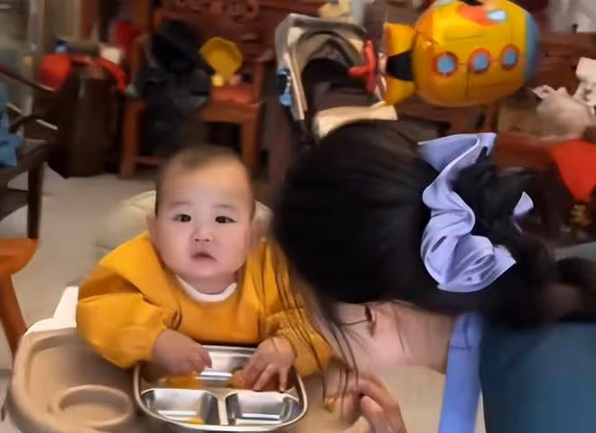 大衣嫂帶孫子又髒又亂,被嘲笑不會帶孩子,邋遢形象惹爭議
