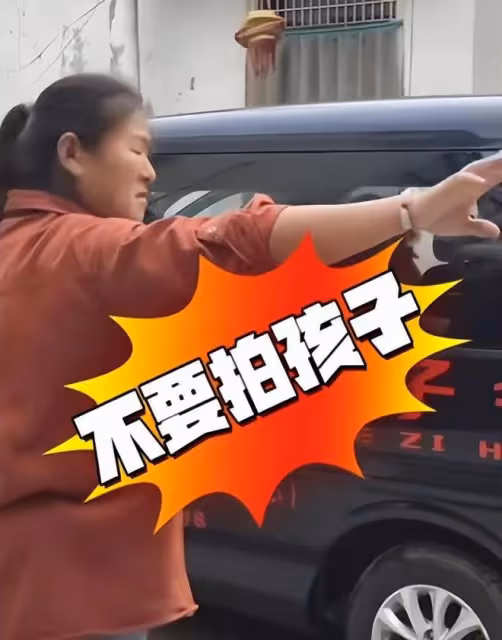 大衣嫂帶孫子又髒又亂,被嘲笑不會帶孩子,邋遢形象惹爭議