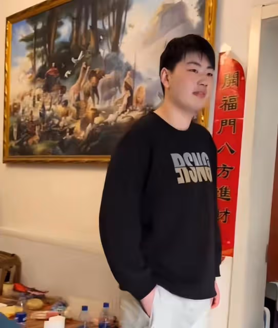 大衣嫂帶孫子又髒又亂,被嘲笑不會帶孩子,邋遢形象惹爭議