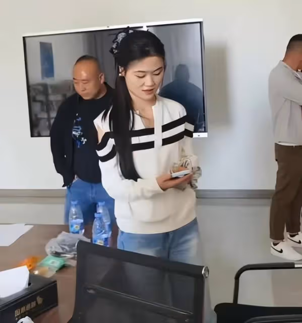 大衣嫂帶孫子又髒又亂,被嘲笑不會帶孩子,邋遢形象惹爭議