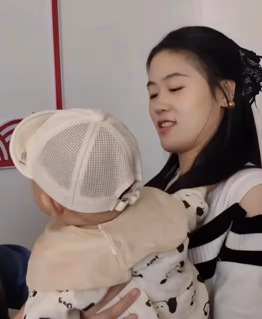 大衣嫂帶孫子又髒又亂,被嘲笑不會帶孩子,邋遢形象惹爭議