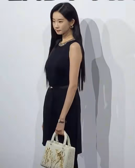 上海一夜,王子文嫩了,陳夢更美了,我卻被江疏影的生圖驚艷了