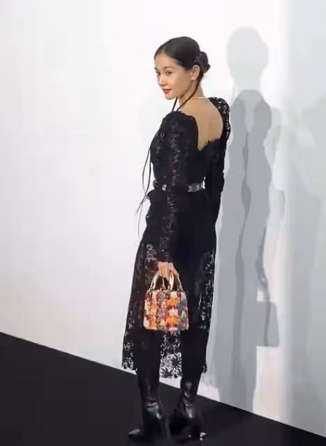 上海一夜,王子文嫩了,陳夢更美了,我卻被江疏影的生圖驚艷了