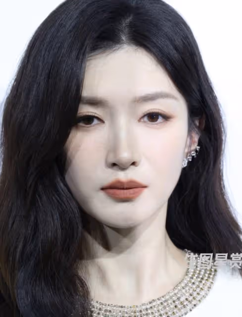上海一夜,王子文嫩了,陳夢更美了,我卻被江疏影的生圖驚艷了