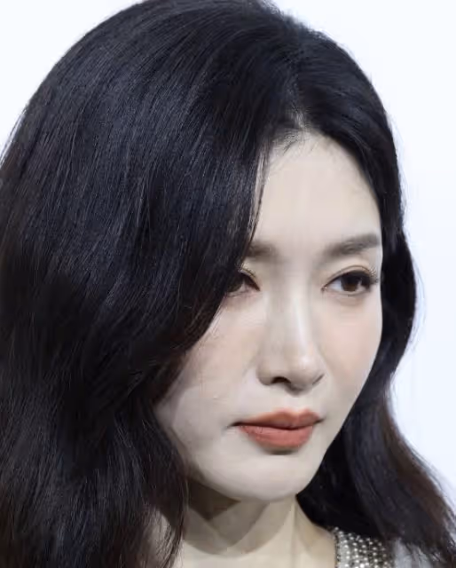 上海一夜,王子文嫩了,陳夢更美了,我卻被江疏影的生圖驚艷了