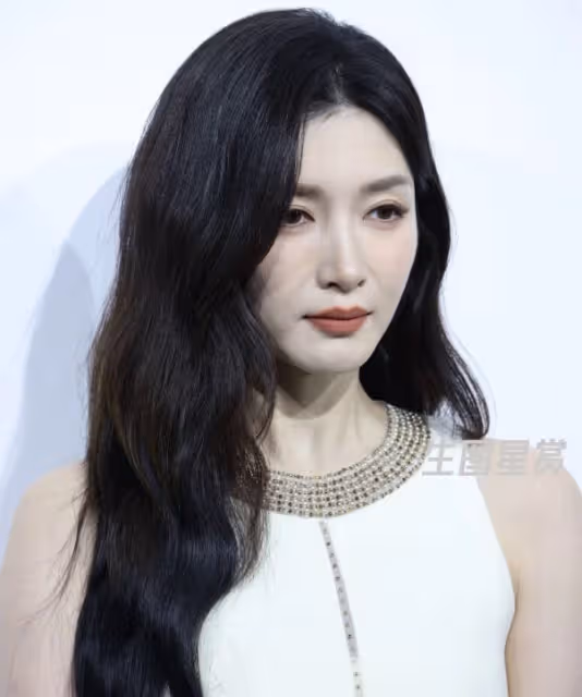上海一夜,王子文嫩了,陳夢更美了,我卻被江疏影的生圖驚艷了