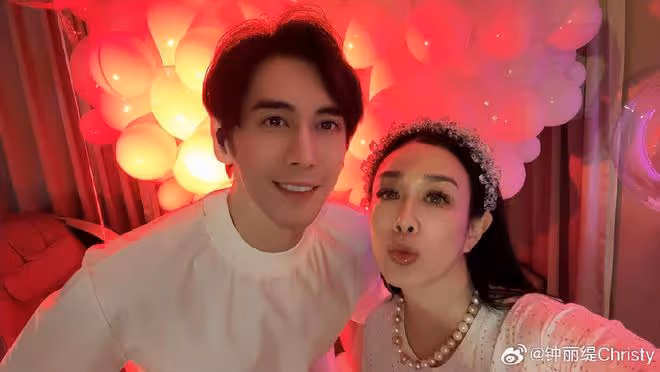 鍾麗緹慶與張倫碩結婚八周年,夫妻未育兒女,無懼12歲年齡差超甜