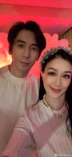 鍾麗緹慶與張倫碩結婚八周年,夫妻未育兒女,無懼12歲年齡差超甜