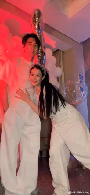 鍾麗緹慶與張倫碩結婚八周年,夫妻未育兒女,無懼12歲年齡差超甜